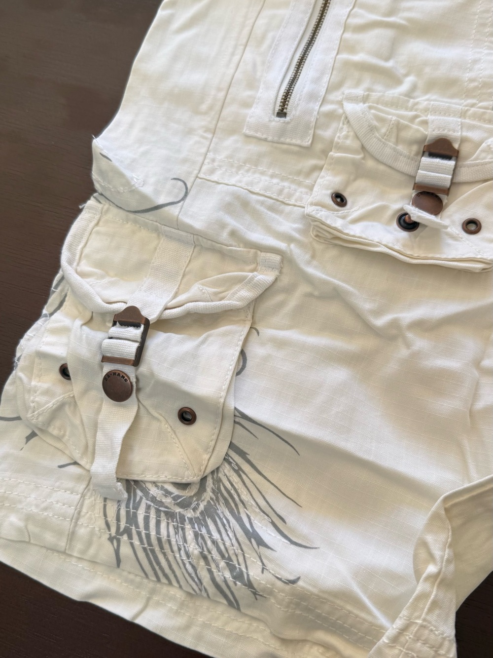 Da-Nang White Cargo Shorts with Utility Pockets and Belt - Picture 2 of 3